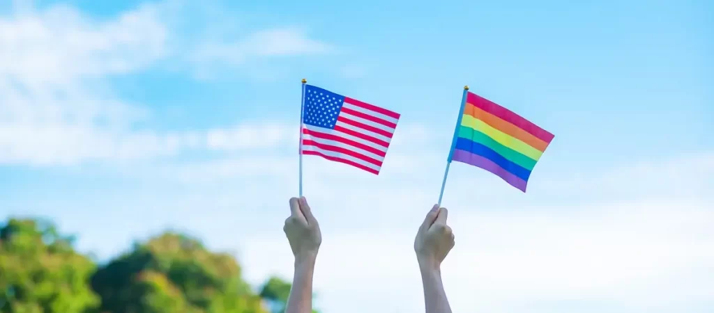 Bandeira dos EUA e bandeira LGBTQ lado a lado