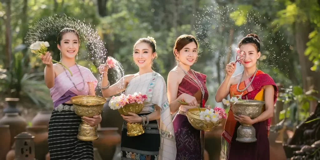 Mulheres tailandesas a salpicar água durante o festival songkran