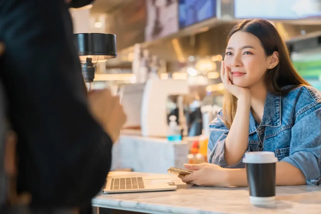 romantica atractiva encantadora ladyboy asiatica contenta de conocer a su novio que viene en cafe cafeteria
