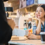 Romantisch attraktiv lieblich asiatisch ladyboy froh, ihren Freund zu treffen, der im Cafe Café kommt