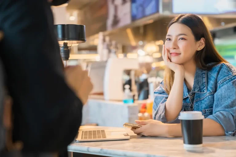 Romantisch attraktiv lieblich asiatisch ladyboy froh, ihren Freund zu treffen, der im Cafe Café kommt