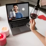 Virtueller Weintoast während der Videoanruffeier.