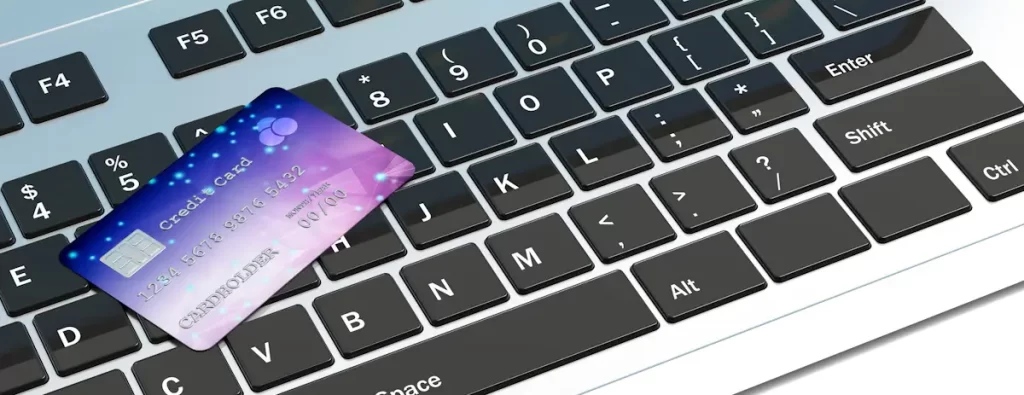 Tarjeta de crédito en el teclado del portátil.